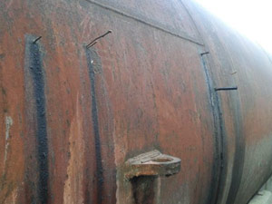 Утечка из резервуара для жирных кислот через деревянные заглушки