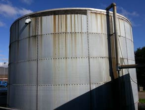 Коррозия на линии подачи воды в крупный резервуар спринклерной установки
