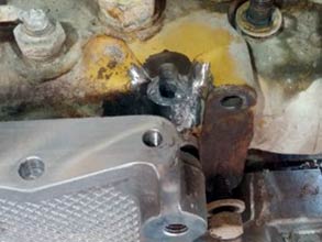 Разбитое гнездо для болта после очистки и абразивной обработки Разбитое гнездо для болта после очистки и абразивной обработки