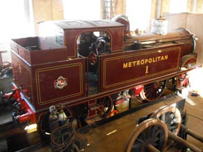 Поврежденный коррозией локомотивный двигатель Поврежденный коррозией локомотивный двигатель