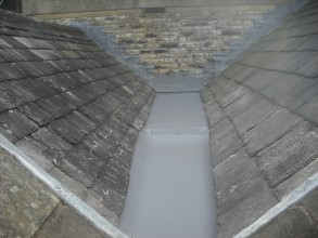 Водосточный желоб герметизирован с помощью бесшовного покрытия Belzona 3111 (Flexible Membrane), нанесенного на всю свинцовую подложку Водосточный желоб герметизирован с помощью бесшовного покрытия Belzona 3111 (Flexible Membrane), нанесенного на всю свинцовую подложку