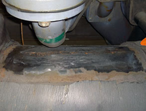 Коррозия под изоляцией на стенке 50-летнего чиллера с повреждениями глубиной 5 мм