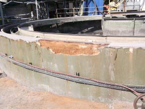 Проникновение воды привело к разрушению бетонной стенки отстойника 