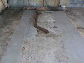 Поврежденный бетонный пол в зоне разгрузки отремонтирован с помощью Belzona 4154 и покрыт слоем Belzona 4131