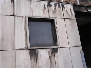 Растрескивание и осыпание бетонных панелей офисного здания