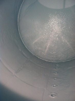 На внутренние стенки резервуара нанесено покрытие для защиты от коррозии